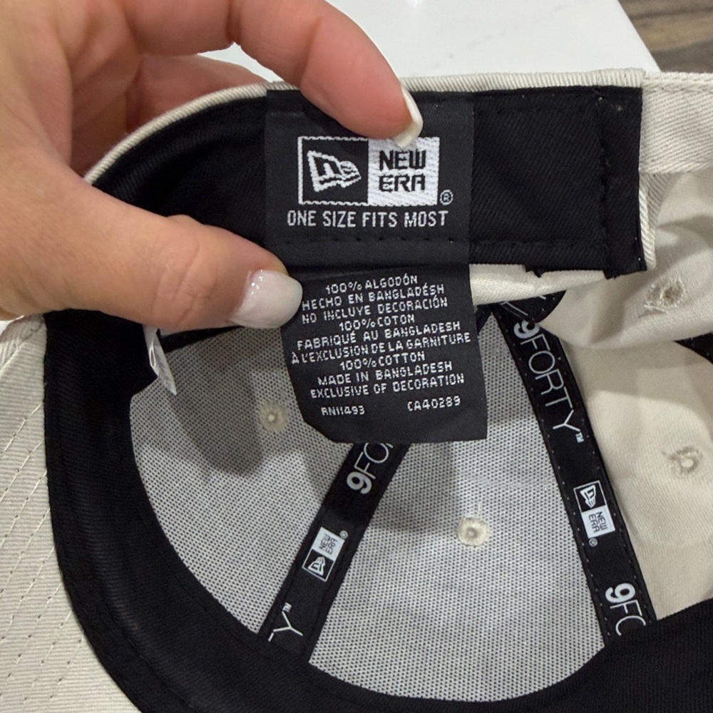 New Era Women Beige NY Yankees Cap with Metallic Embroidered Logo - Picture 6 of 7